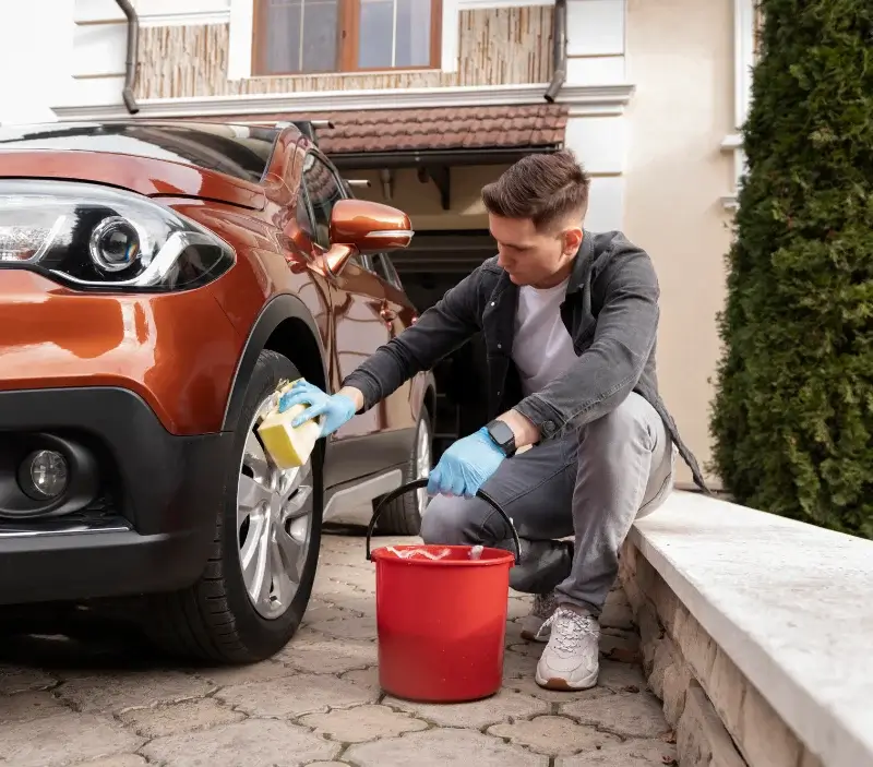 Lavage auto à domicile Orbais-l'Abbaye : professionnel intervenant sur un véhicule